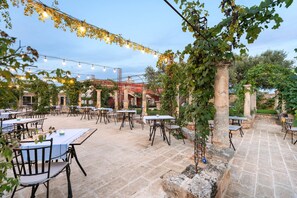 Outdoor dining - Masseria Torre Rossa (Fasano)