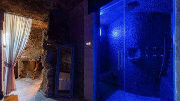1 bedroom, in-room safe, free WiFi, bed sheets