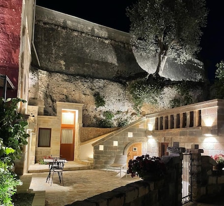 Caja de seguridad en la habitación, wifi gratis y ropa de cama