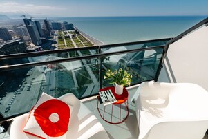 Ropa de cama de alta calidad, minibar y decoración personalizada 