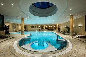 من حمّامات السباحة المغطاة، مقاعد للتشمس