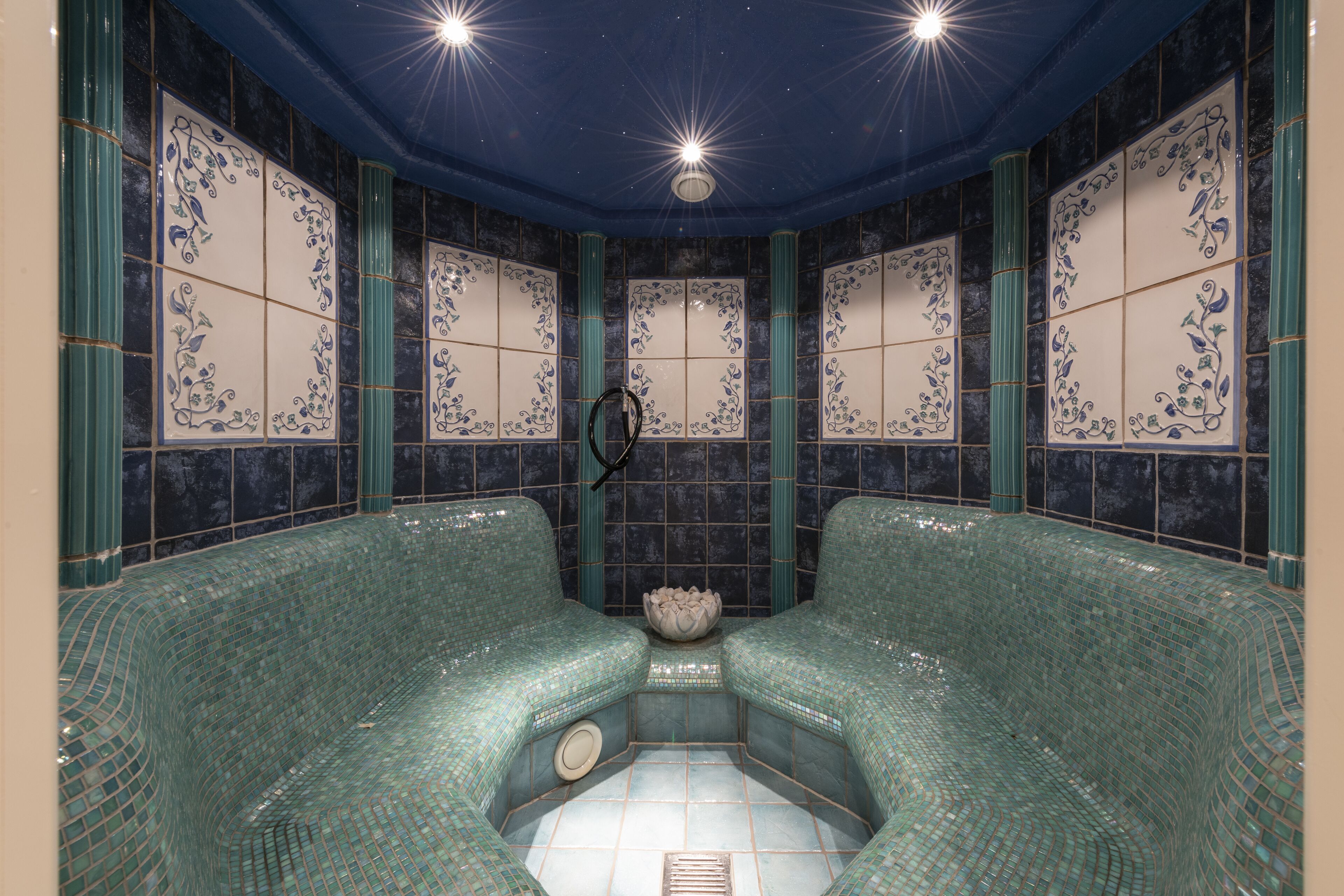 双人护理室、桑拿、热水浴缸、湿蒸房、按摩服务