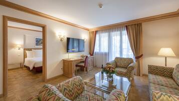 Junior-Suite | Wohnbereich | Fernseher