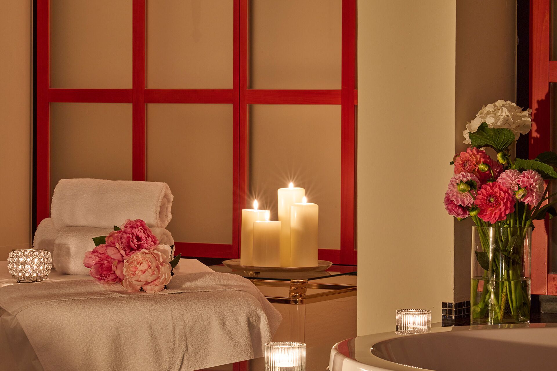 Salas de tratamientos para parejas, sauna, bañera de hidromasaje 