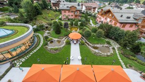 Ein Hotel mit Innenhof, Sitzbereich im Freien und Blick auf das umliegende Dorf.