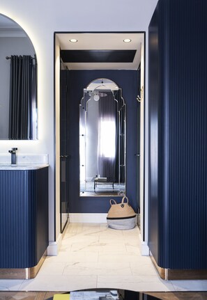 Shower, rainfall showerhead, hair dryer, bathrobes - Elmina Hotel Jaffa (Tel Aviv)
