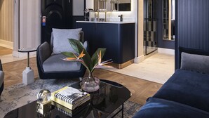 Una sala de estar moderna con un sofá, una mesa de centro y una silla. Hay un espejo sobre el mostrador y una puerta con el número 101.