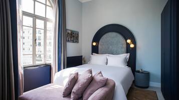 Phòng đôi Deluxe | Minibar, két bảo mật tại phòng, trang trí khác biệt