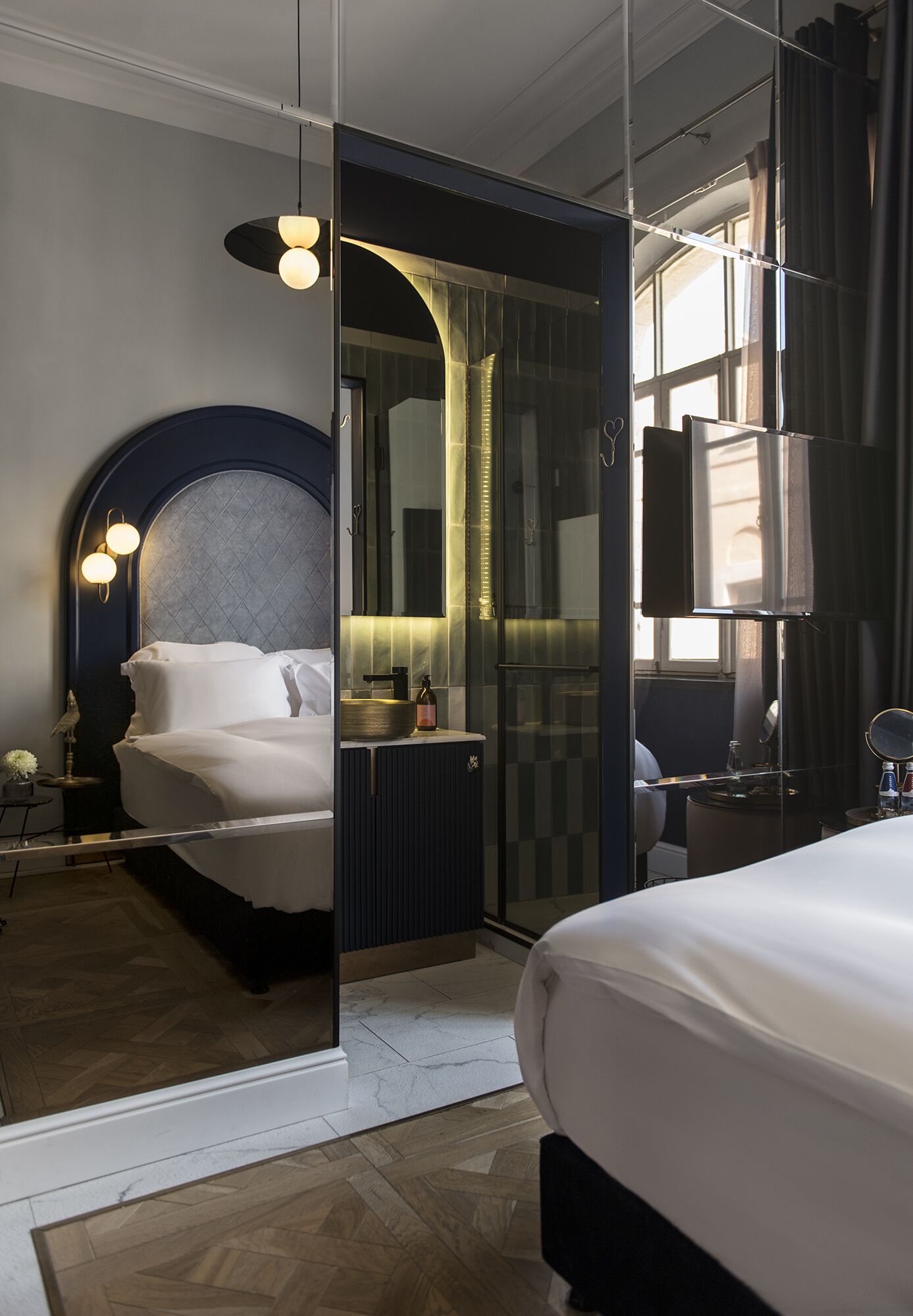 deluxe suite | minibar, in-room safe, individually decorated, individually furnished