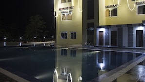 Outdoor pool - Hotel Amo Chhu View (Phuntsholing)