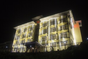 施設の正面 (日没後)