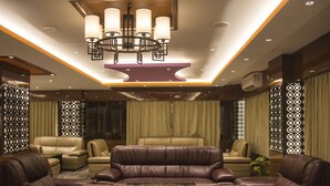 Lobby sitting area - Hotel Amo Chhu View (Phuntsholing)