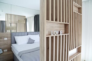 セーフティボックス (室内)、デスク、防音設備、WiFi (無料)