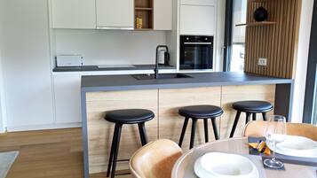 Geladeira, micro-ondas, fogão, cooktop