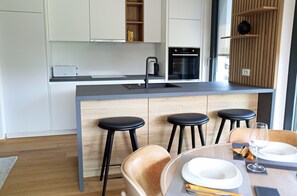 Fridge, microwave, oven, stovetop - Regentova Suites (Ljubljana)