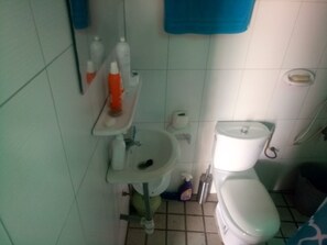 Studio | Bathroom | Shower, towels - Chez Tanti Nicole (Ouidah)