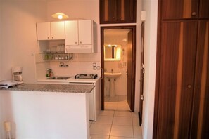 Estudio | Cocina básica privada | Frigorífico, placa de cocina, cafetera o tetera y hervidor eléctrico