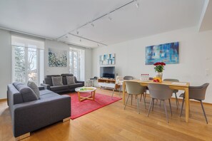 Leilighet – deluxe, 3 soverom, utsikt mot innsjø (Third Floor) | Oppholdsområde | Flatskjerm-TV