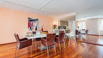 Appartamento Deluxe, 2 camere da letto (Second Floor) | Area soggiorno | TV a schermo piatto