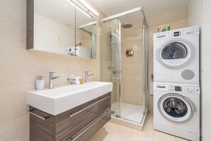 Appartement Deluxe, 2 chambres (Second Floor) | Salle de bain