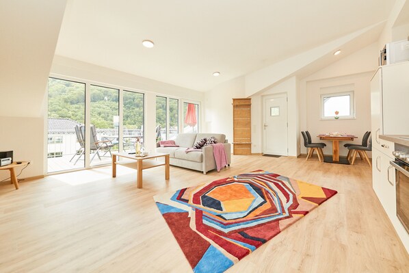 Apartment, Balkon | Wohnbereich | Flachbildfernseher