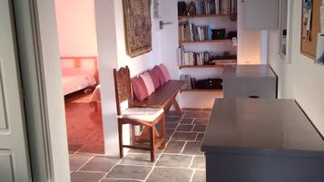 Cottage | Woonkamer | Een 30-inch televisie met digitale zenders