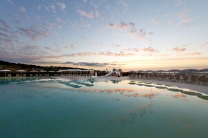 2 piscinas al aire libre, sombrillas, sillones reclinables de piscina