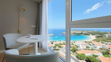 Suite, vue mer | Coffres-forts dans les chambres, bureau