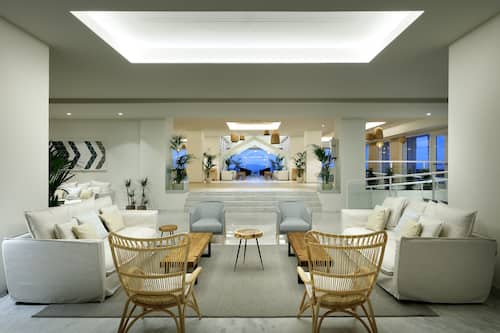 2 Bars/Lounges, Poolbar
