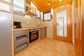 Kühlschrank, Ofen, Herdplatte, Wasserkocher mit Kaffee-/Teezubehör