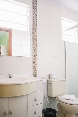 Shower, free toiletries, towels - Hotel Guaíba (Guaiba)