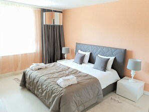 In-room safe, iron/ironing board, rollaway beds, free WiFi - The View Montreux (Montreux)