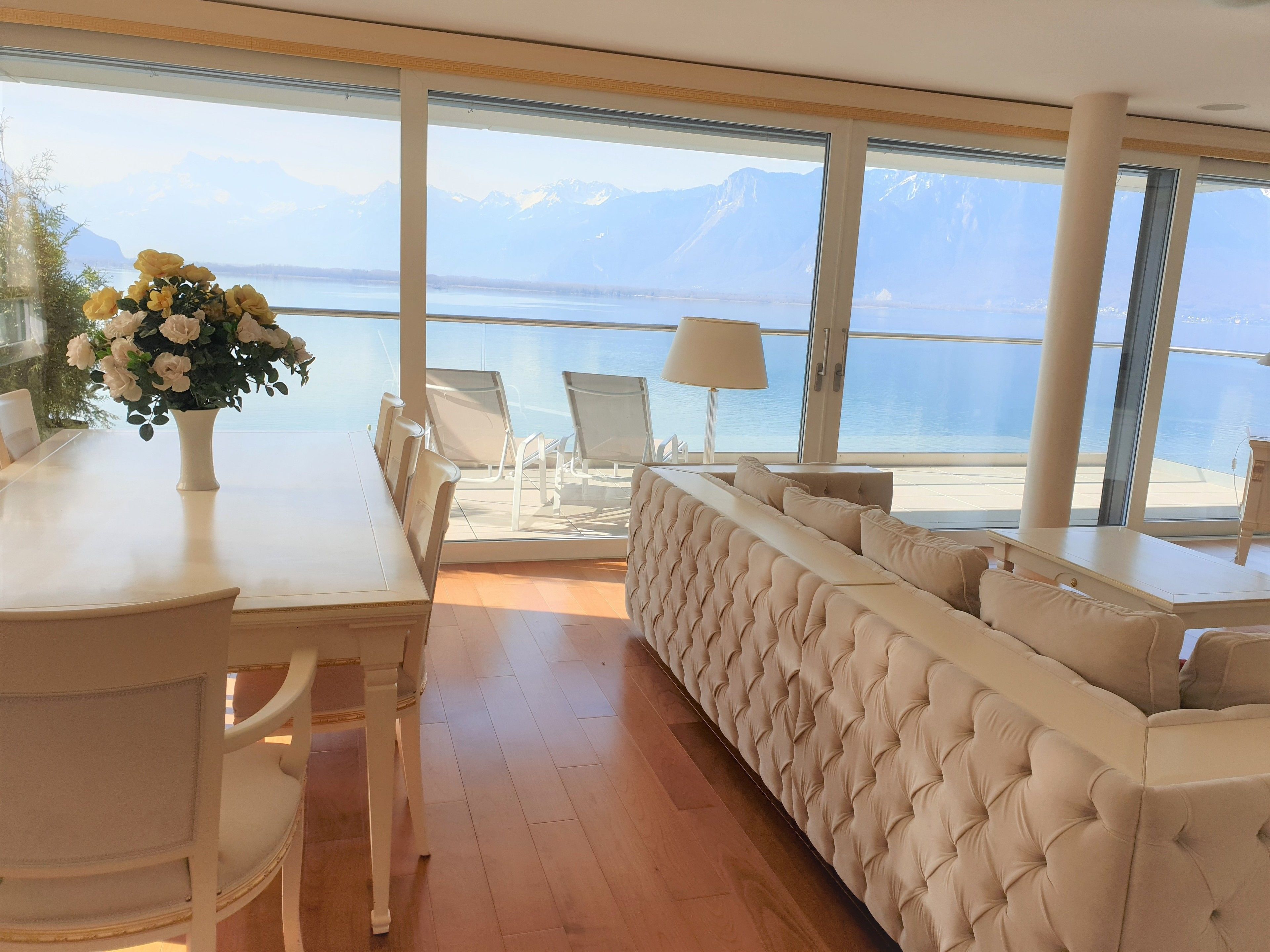 Apartamento (Nine Floor) | Área de estar | TV de tela plana