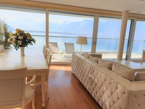 Apartemen (Nine Floor) | Area keluarga | TV layar datar