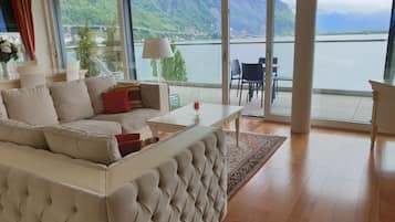 Apartment (Nine Floor) | Ruang tamu | TV skrin rata