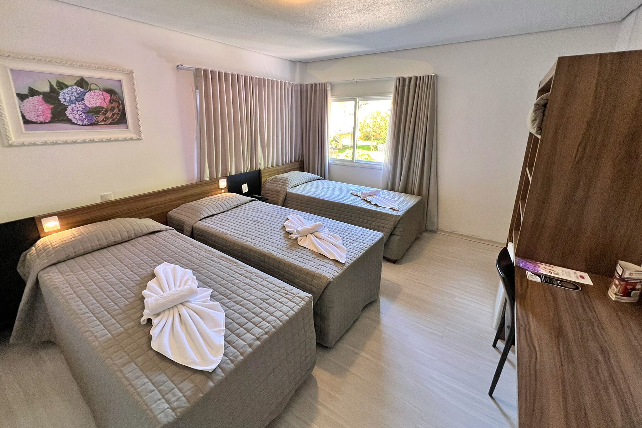 luxury triple room | 1 bedroom, minibar, in-room safe, desk