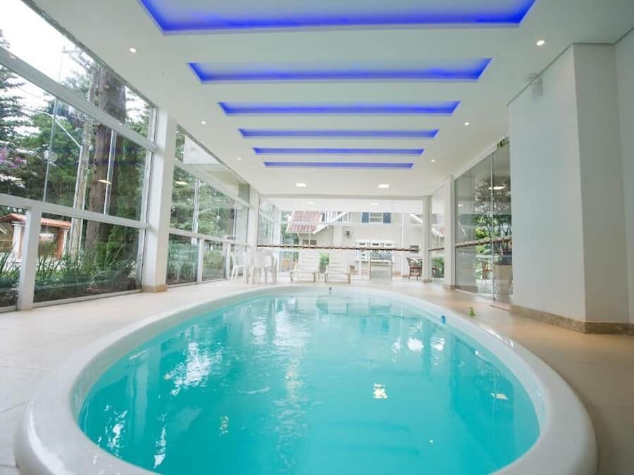 Una piscina cubierta