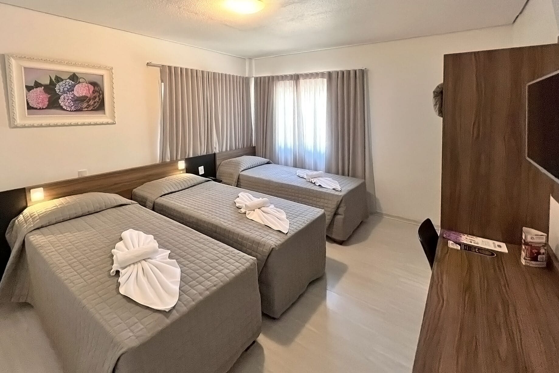 luxury triple room | 1 bedroom, minibar, in-room safe, desk