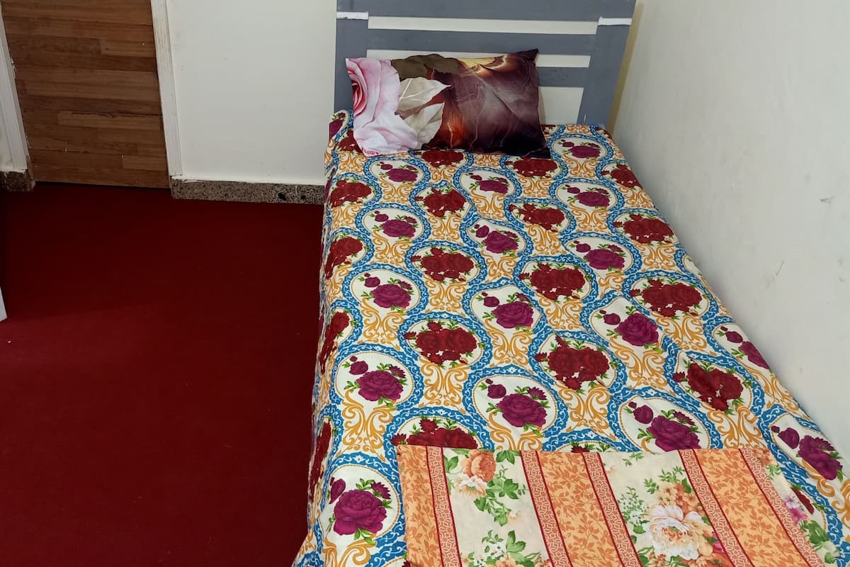 Caja de seguridad en la habitación y tabla de planchar con plancha