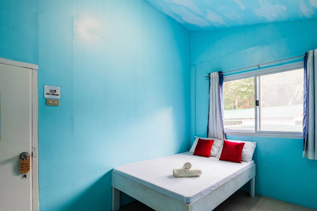Habitación estándar | Escritorio, tabla de planchar con plancha y ropa de cama