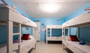 Hostel | Escritorio, tabla de planchar con plancha y ropa de cama