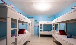 Hostel | Una scrivania, ferro/asse da stiro, lenzuola