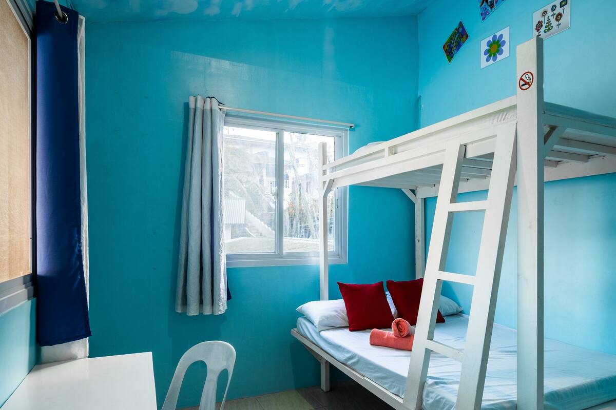 Habitación familiar | Escritorio, tabla de planchar con plancha y ropa de cama