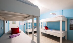 Hostel | Escritorio, tabla de planchar con plancha y ropa de cama