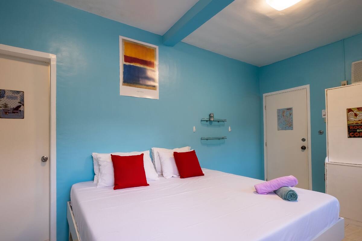 Habitación Deluxe | Escritorio, tabla de planchar con plancha y ropa de cama
