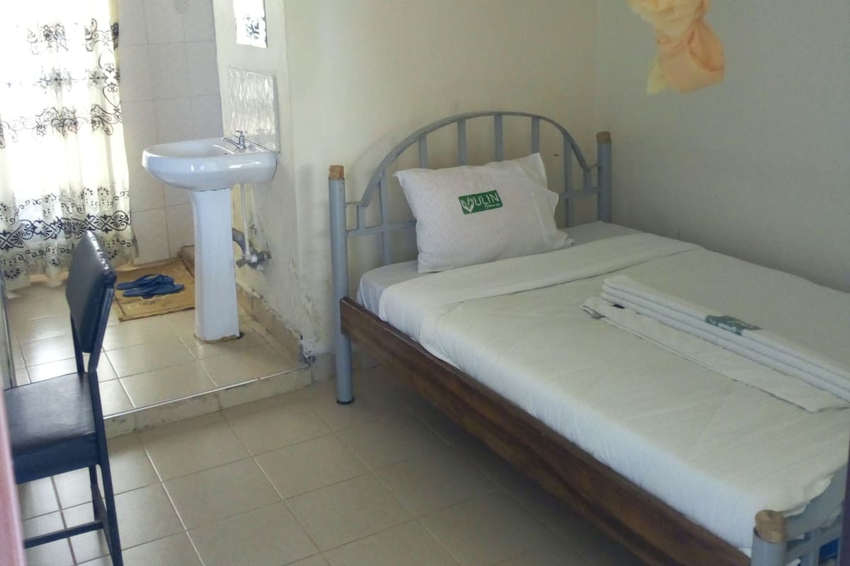 Muebles diferentes y camas plegables/adicionales