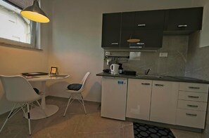 Classic Studio | Private kitchenette | Fridge, microwave, stovetop, coffee/tea maker - Apartments Drevi (Ljubljana)