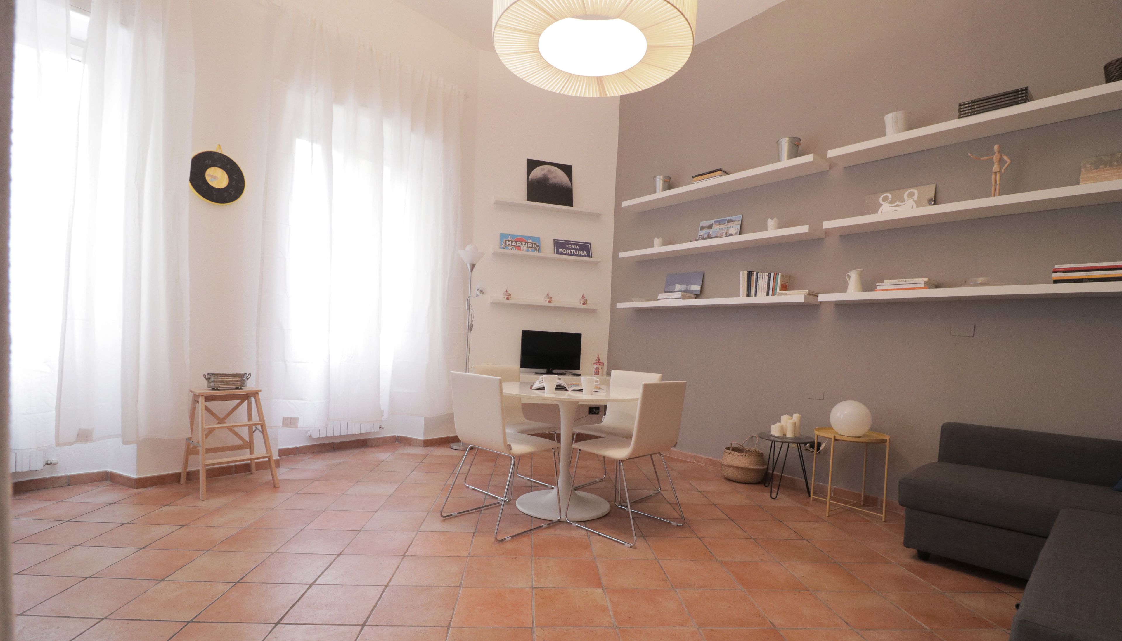 อพาร์ทเมนท์ (1 Bedroom) | บริเวณนั่งเล่น | ทีวีจอแบน