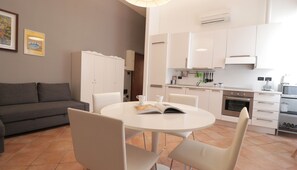 Appartamento (1 Bedroom) | Cucina privata | Frigorifero con congelatore, microonde, forno, piano cottura