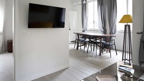 Apartment (3 Bedrooms) | Essbereich im Zimmer